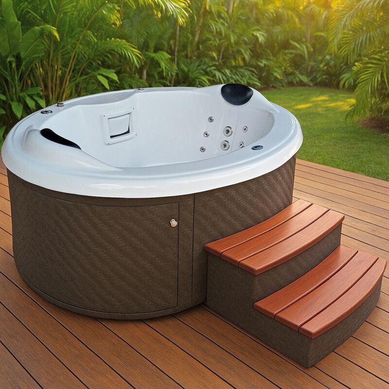 Ofurô de Hidromassagem Trento em Deck de Madeira de frente para um Jardim verde